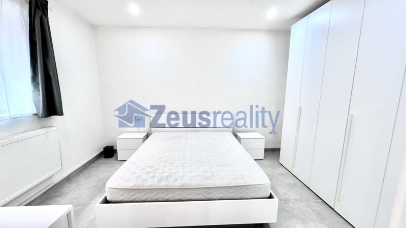 2+KK/40m2/terasa/Praha 5/ Smíchov/Plzeňská/zařízen/U METRA stanice Anděl/po rekonstrukci/zařízen