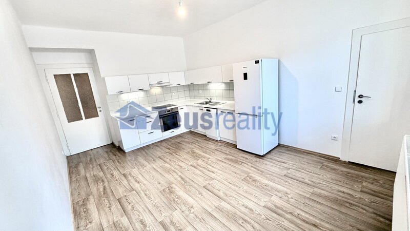 2+KK/komora/50m2/Praha 4/Michle/Pelhřimovská/dva samostatné pokoje/po rekonstrukci/částečně zařízen/u metra