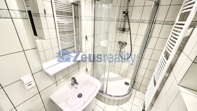 2+KK/komora/50m2/Praha 4/Michle/Pelhřimovská/dva samostatné pokoje/po rekonstrukci/částečně zařízen/u metra