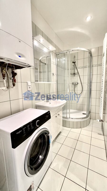 2+KK/komora/50m2/Praha 4/Michle/Pelhřimovská/dva samostatné pokoje/po rekonstrukci/částečně zařízen/u metra