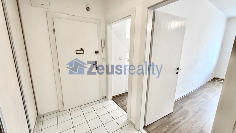 2+KK/komora/50m2/Praha 4/Michle/Pelhřimovská/dva samostatné pokoje/po rekonstrukci/částečně zařízen/u metra