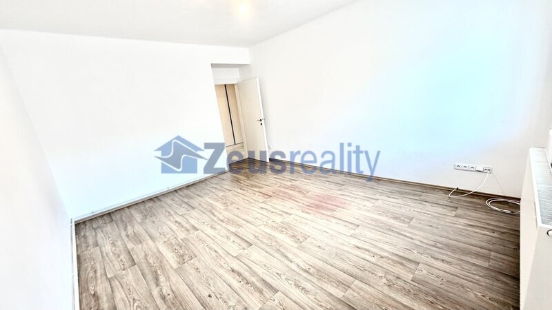 2+KK/komora/50m2/Praha 4/Michle/Pelhřimovská/dva samostatné pokoje/po rekonstrukci/částečně zařízen/u metra