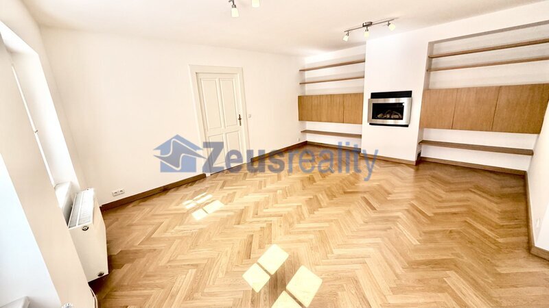 3+KK/100m2/balkon/Jánská/Staré město/Praha 1/zařízen částečně
