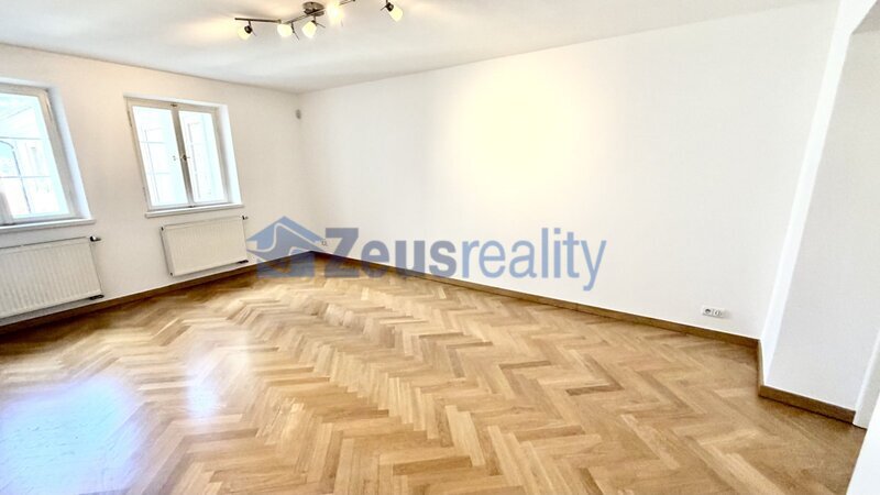 3+KK/100m2/balkon/Jánská/Staré město/Praha 1/zařízen částečně