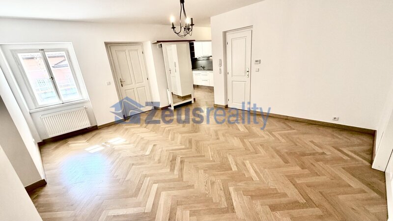 3+KK/100m2/balkon/Jánská/Staré město/Praha 1/zařízen částečně