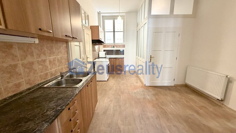 2+1/70m2/Školská/Nové město/Praha 1/po rekonstrukci/zařízen /
