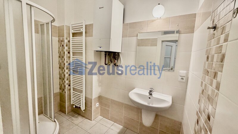 2+1/70m2/Školská/Nové město/Praha 1/po rekonstrukci/zařízen /