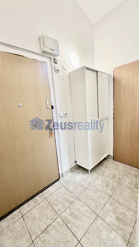 2+KK/55m2/Praha 3/Žižkov/Seifertova/zařízen částečně/u tramvaje/blízko centra/