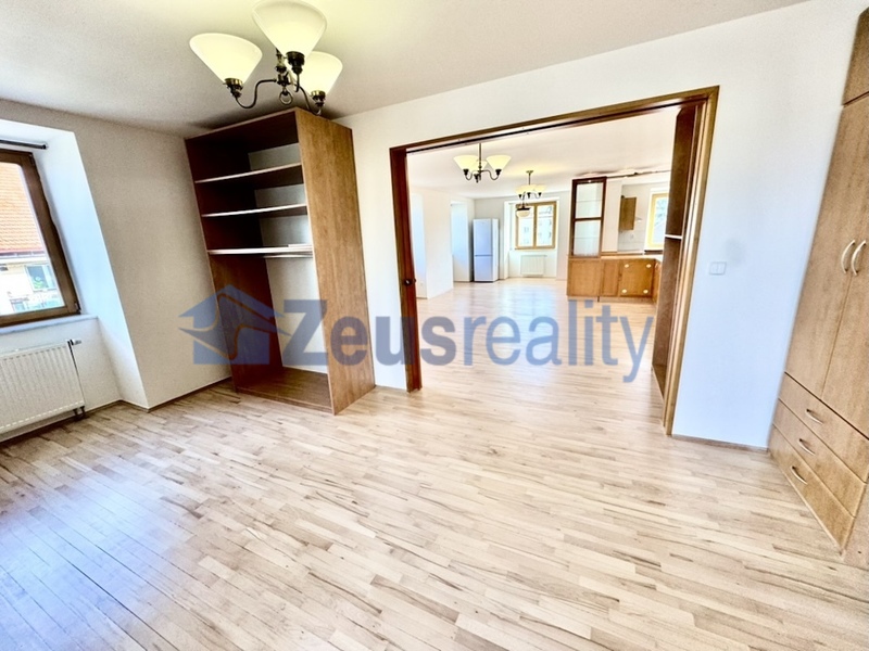 4+KK/123m2 + terasa 35m2/Fráni Šrámka/Praha 5/Smíchov/zařízen částečně