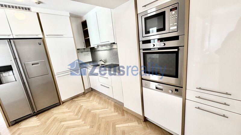 3+1/100m2/balkon/Jánská/Staré město/Praha 1/zařízen částečně