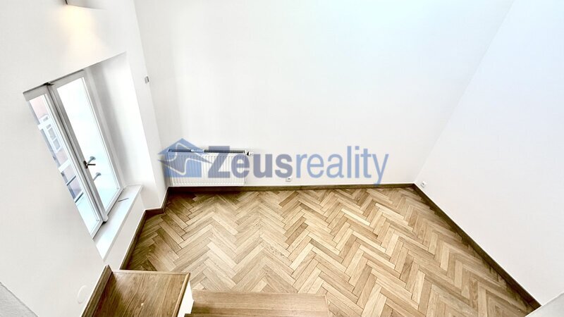 3+1/100m2/balkon/Jánská/Staré město/Praha 1/zařízen částečně
