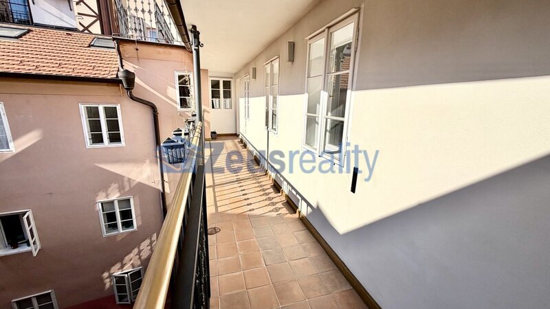 3+1/100m2/balkon/Jánská/Staré město/Praha 1/zařízen částečně