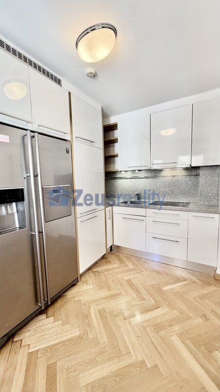 3+1/100m2/balkon/Jánská/Staré město/Praha 1/zařízen částečně