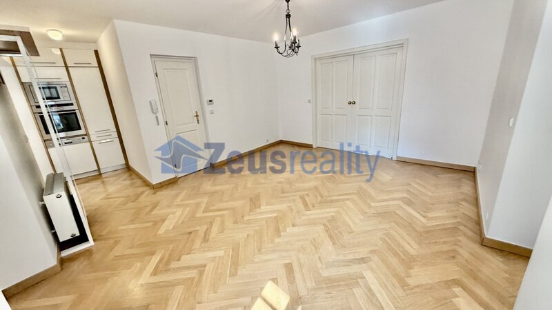 3+1/100m2/balkon/Jánská/Staré město/Praha 1/zařízen částečně