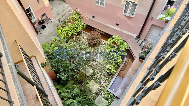 3+1/100m2/balkon/Jánská/Staré město/Praha 1/zařízen částečně