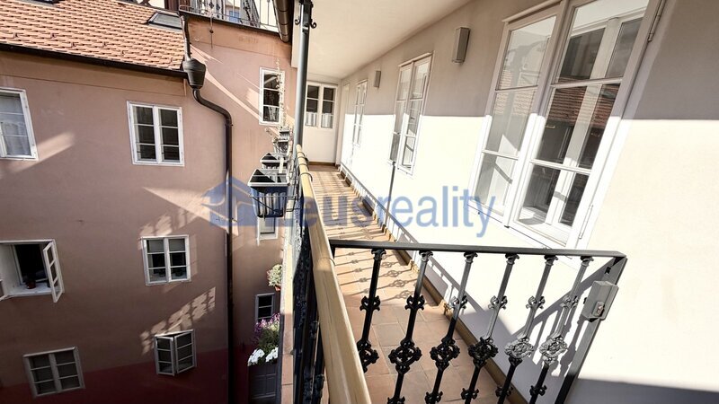 3+1/100m2/balkon/Jánská/Staré město/Praha 1/zařízen částečně
