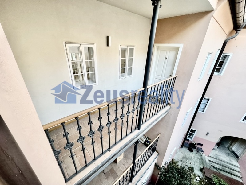 4+KK/115m2/balkon/Jánská/Staré město/Praha 1/zařízen částečně