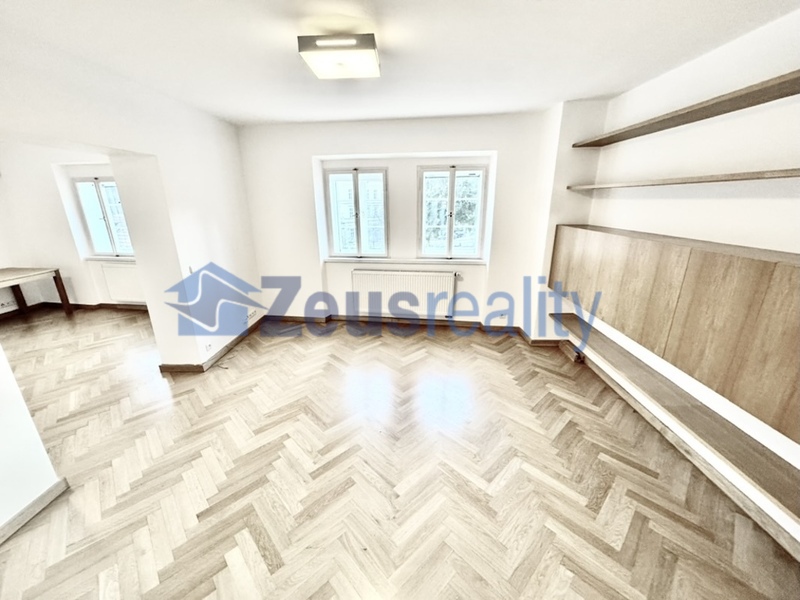 4+KK/115m2/balkon/Jánská/Staré město/Praha 1/zařízen částečně
