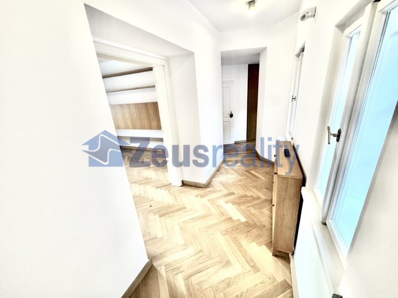 4+KK/115m2/balkon/Jánská/Staré město/Praha 1/zařízen částečně