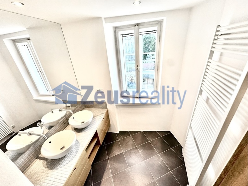 4+KK/115m2/balkon/Jánská/Staré město/Praha 1/zařízen částečně