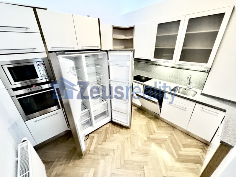 4+KK/115m2/balkon/Jánská/Staré město/Praha 1/zařízen částečně