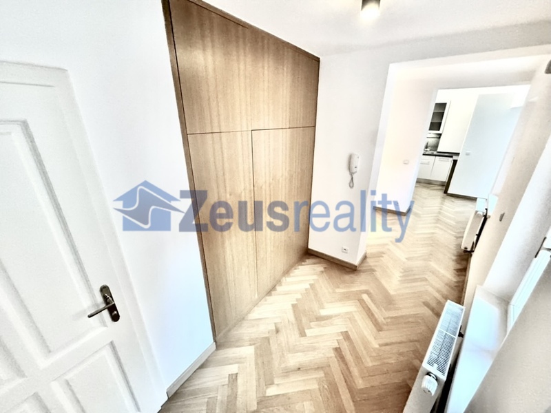 4+KK/115m2/balkon/Jánská/Staré město/Praha 1/zařízen částečně