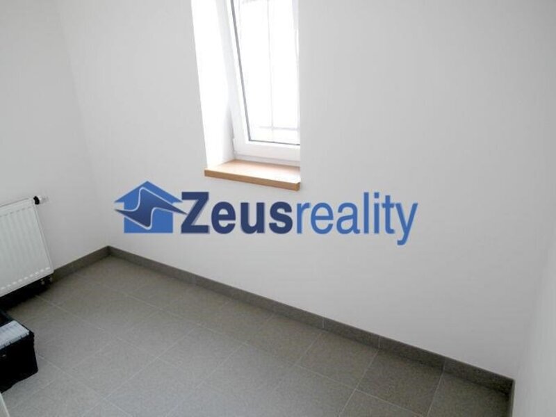 Kanceláře/4místnosti/hala/2xskládek/120m2/po rekonstrukci/Praha 10/Strašnice/Nad vodovodem