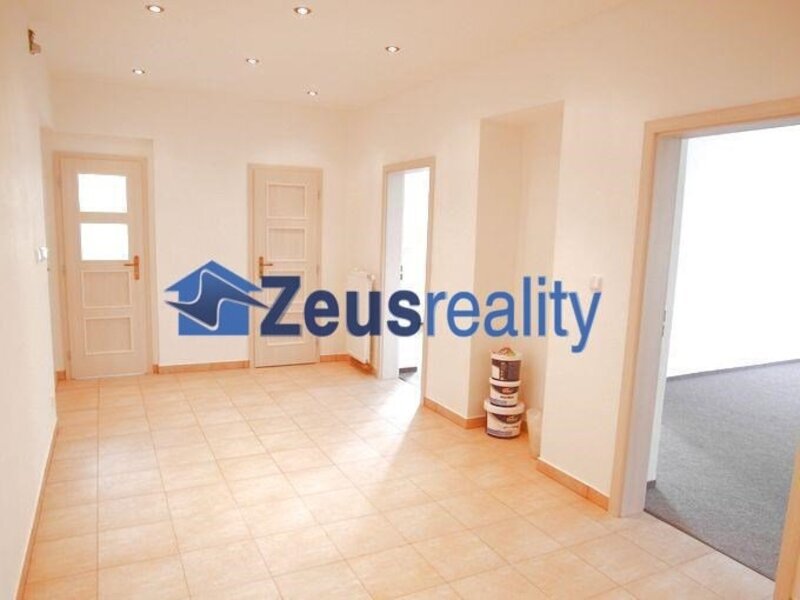 Kanceláře/4místnosti/hala/2xskládek/120m2/po rekonstrukci/Praha 10/Strašnice/Nad vodovodem