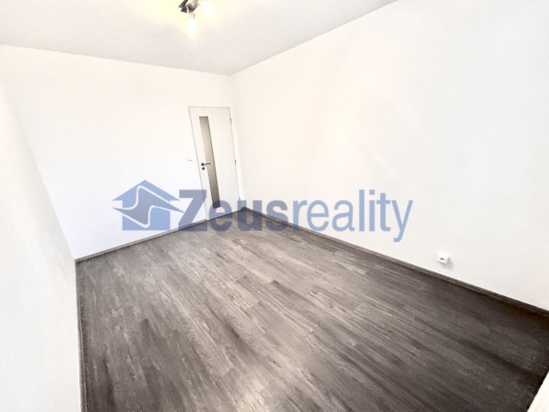 2+1/2xbalkon/61m2/Praha 5/Hlubočepy/Prosluněná/samostatné pokoje/po rekonstrukci/částečně zařízen