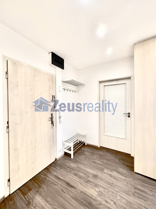 2+1/2xbalkon/61m2/Praha 5/Hlubočepy/Prosluněná/samostatné pokoje/po rekonstrukci/částečně zařízen