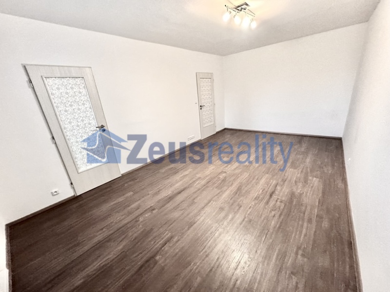2+1/2xbalkon/61m2/Praha 5/Hlubočepy/Prosluněná/samostatné pokoje/po rekonstrukci/částečně zařízen