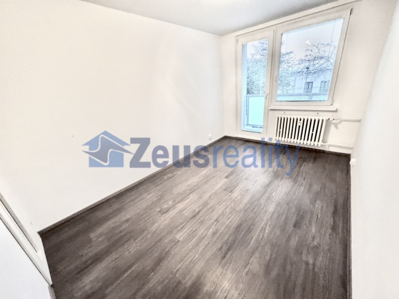 2+1/2xbalkon/61m2/Praha 5/Hlubočepy/Prosluněná/samostatné pokoje/po rekonstrukci/částečně zařízen