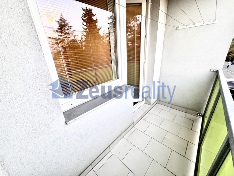 2+1/2xbalkon/61m2/Praha 5/Hlubočepy/Prosluněná/samostatné pokoje/po rekonstrukci/částečně zařízen