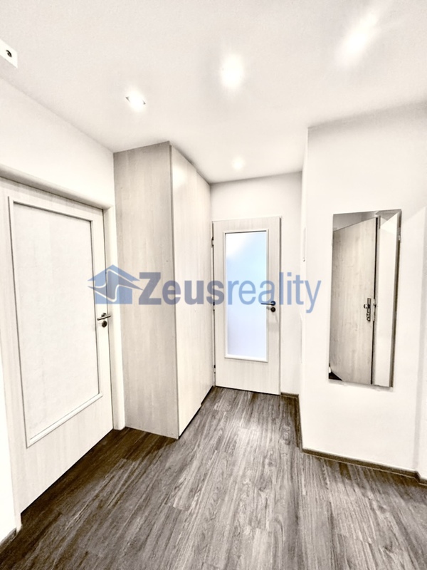 2+1/2xbalkon/61m2/Praha 5/Hlubočepy/Prosluněná/samostatné pokoje/po rekonstrukci/částečně zařízen
