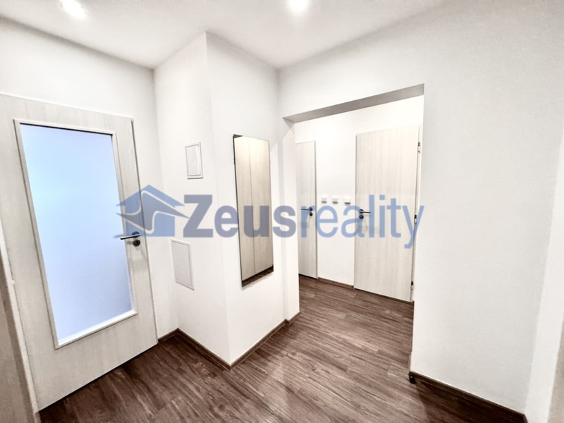 2+1/2xbalkon/61m2/Praha 5/Hlubočepy/Prosluněná/samostatné pokoje/po rekonstrukci/částečně zařízen