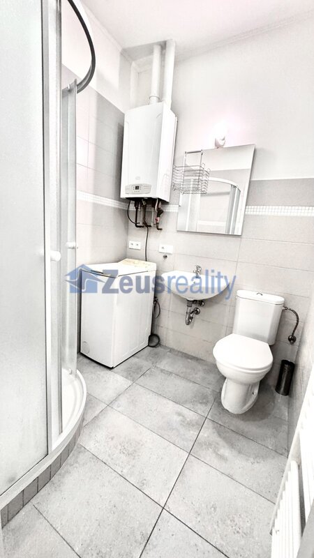 2+kk/42m2/Praha 5 Smíchov/Plzeňská/luxusní/u metra/po rekonstrukci/zařízen komplet