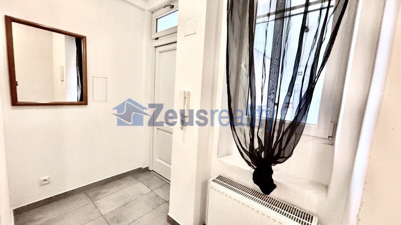 2+kk/42m2/Praha 5 Smíchov/Plzeňská/luxusní/u metra/po rekonstrukci/zařízen komplet