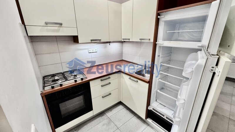 2+kk/42m2/Praha 5 Smíchov/Plzeňská/luxusní/u metra/po rekonstrukci/zařízen komplet