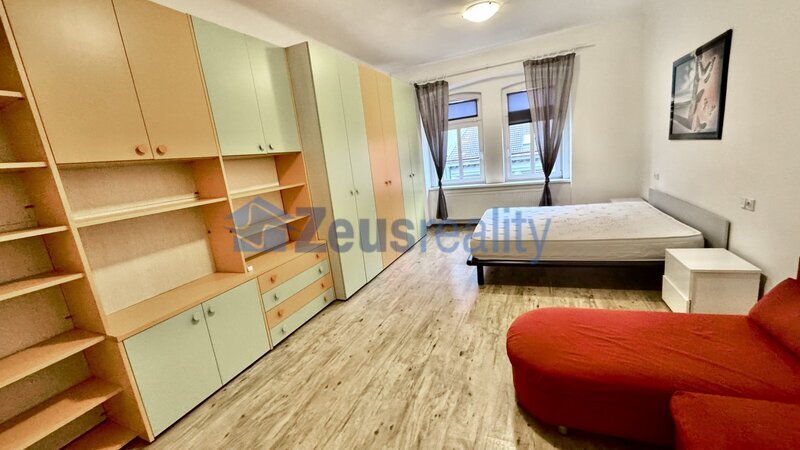 2+kk/42m2/Praha 5 Smíchov/Plzeňská/luxusní/u metra/po rekonstrukci/zařízen komplet