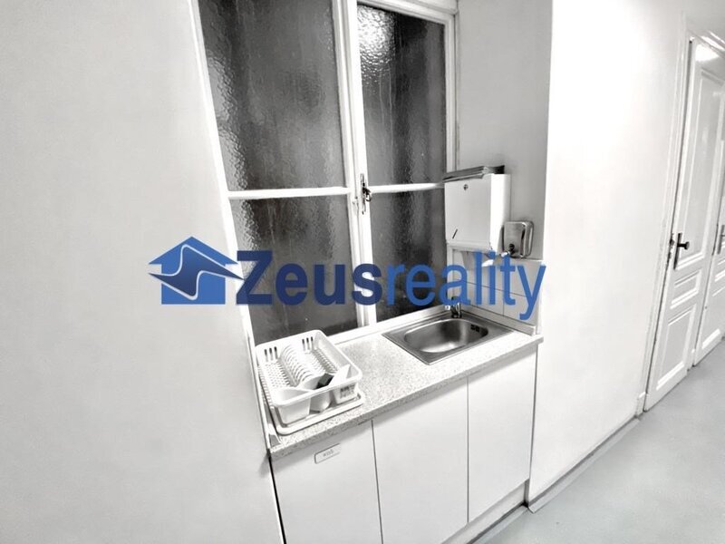 Kanceláře/1místnosti/27,40m2/Kaprova/Praha 1/Staré město/nezařízeno