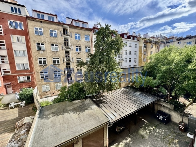 2+KK/40m2/komora/Praha 3/Žižkov/Žerotínova/částečně vybaven/po rekonstrukci