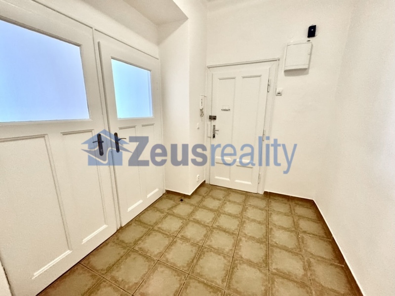 2+KK/40m2/komora/Praha 3/Žižkov/Žerotínova/částečně vybaven/po rekonstrukci