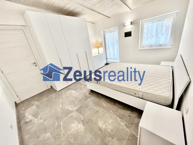 2+KK/42m2/balkon/Plzeňská/Praha 5/Smíchov/zařízen komplet