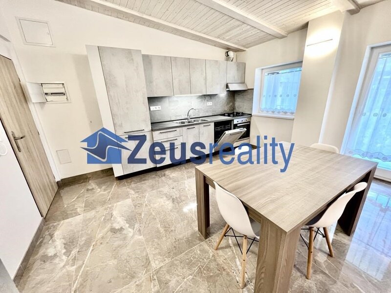 2+KK/42m2/balkon/Plzeňská/Praha 5/Smíchov/zařízen komplet