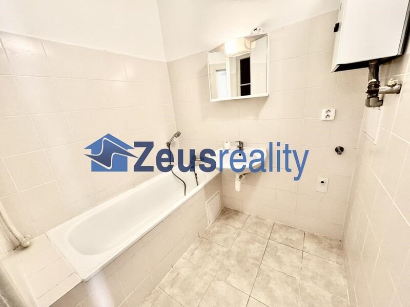 2+KK/komora/42m2/Slovinská/Vršovice/Praha 10 /částečně vybaven/