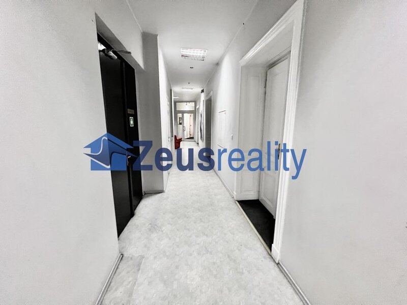 Kancelář/42,92m2/balkon/2místnosti/Kaprova/Praha 1/