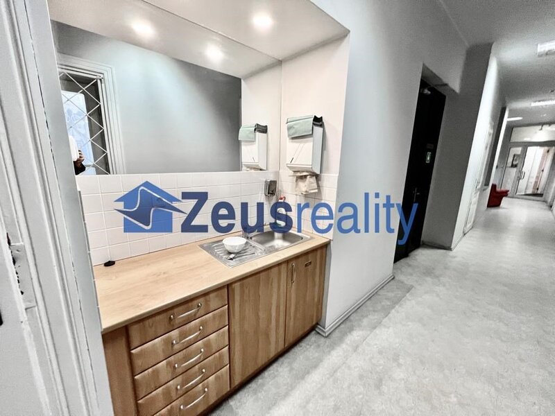 Kancelář/42,92m2/balkon/2místnosti/Kaprova/Praha 1/